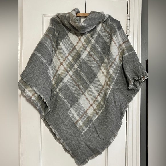 Altare NWT gray wrap. OS - Picture 2 of 5